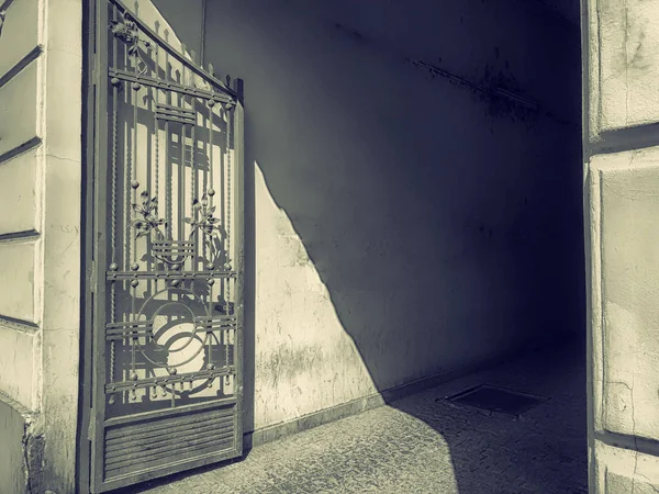 Intrarea în curte. Porți forjate de fier decor și ornament pe străzile orașului. Arhitectura veche Tbilisi — Fotografie, imagine de stoc
