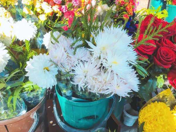 Bílé květiny a růže za slunečného dne venku. Close-up shot — Stock fotografie