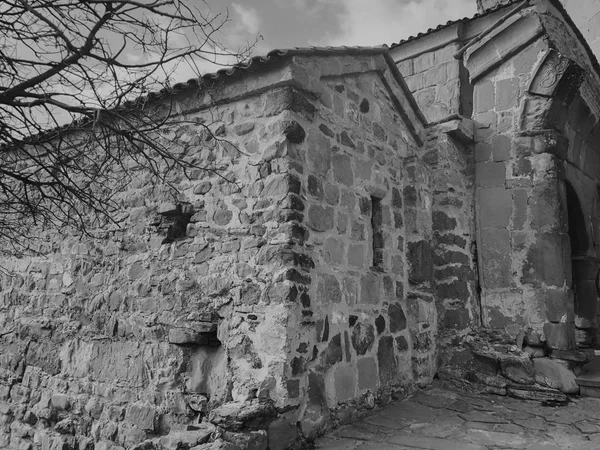 El muro de piedra del monasterio, los escalones de la entrada a la antigua fortaleza — Foto de Stock