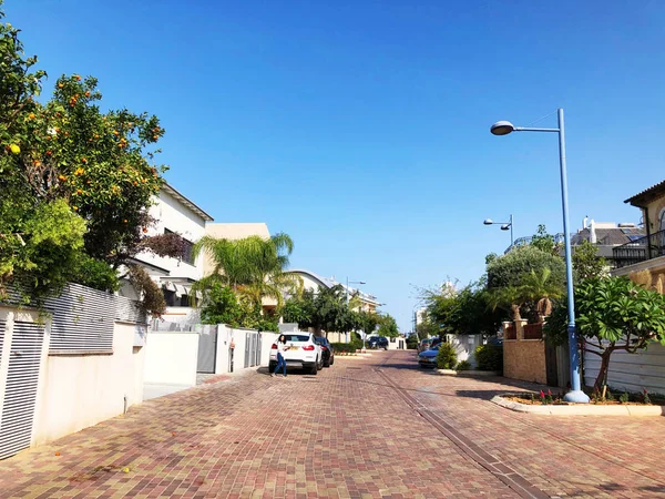 RISHON LE ZION, ISRAEL -December 4, 2018:  The street and private houses  in Rishon Le Zion, Israel — Stock Photo, Image