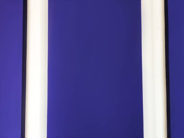 Beyaz çizgili koyu mavi arka plan. Yakın çekim