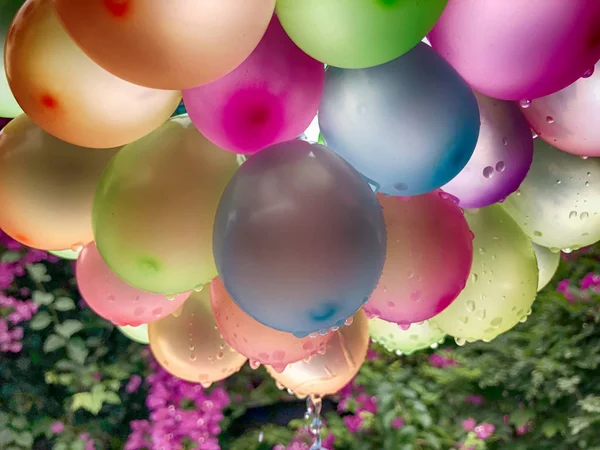Αέρα μπαλόνια φόντο, μεγάλο μάτσο μπαλόνια ηλίου, χαρούμενα γενέθλια, έκπληξη για διακοπές, διακόσμηση. Εορταστική φόντο — Φωτογραφία Αρχείου