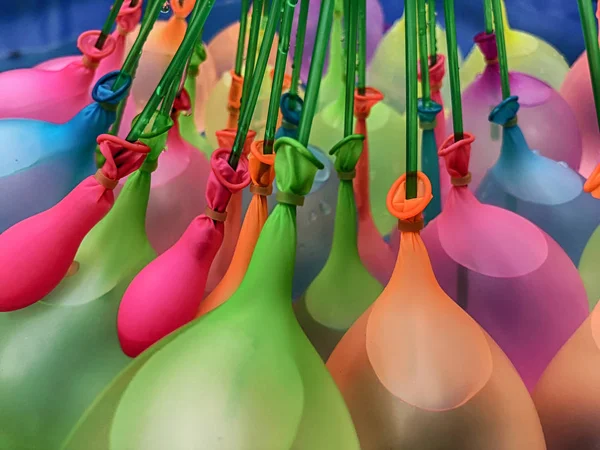 Fondo de globos de aire, gran manojo de globos de helio, feliz cumpleaños, sorpresa para las vacaciones, decoración. Fondo festivo — Foto de Stock