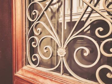 Bir bina cam ahşap bir kapı ile demir dekoratif süs sokakta yansımasıdır. Eski Tbilisi mimarisi