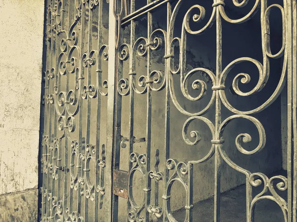 Bejárata az udvarra. Vas-kovácsolt kapuk dekorációval és dísz a város utcáin. Régi Tbilisi-építészet — Stock Fotó