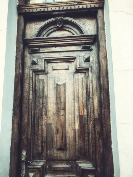 Wooden door of a building on the street with an wooden decorative ornaments. Old Tbilisi architecture — Stock Photo, Image