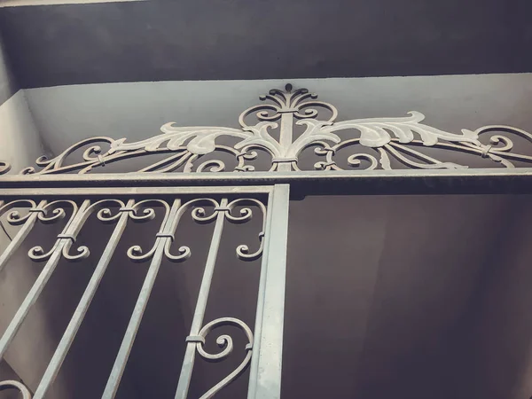 Entrance to the courtyard. Iron-forged gates decor and ornament in the city streets. Old Tbilisi architecture — Stock Photo, Image