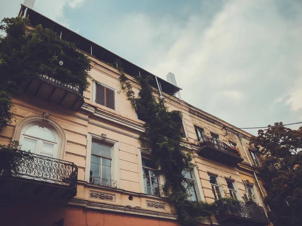 美丽的老房子部分叶状阳台在格鲁吉亚第比利斯老城的狭窄街道 — 图库照片