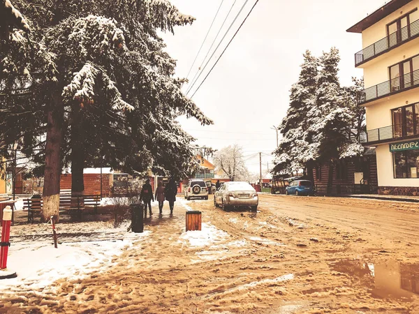 Bakuriani, Georgien - 17 November 2018: Vintern middagstid. Människor går i snön. Snöiga street. Mountain ski resort Bakuriani — Stockfoto