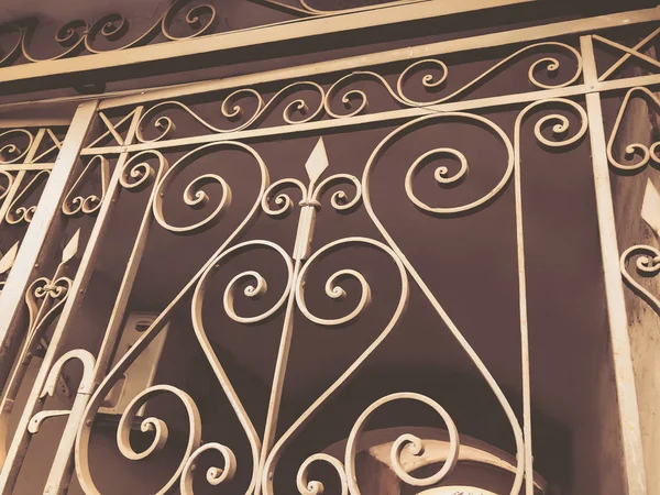 Entrada para o pátio. Ferro forjado portões decoração e ornamento nas ruas da cidade. Arquitetura antiga de Tbilisi — Fotografia de Stock