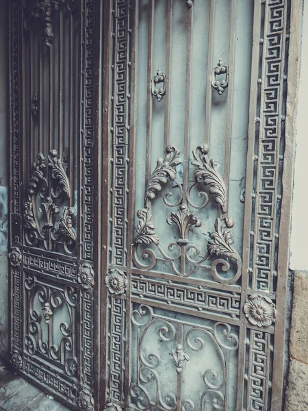 ทางเข้าที่ลาน ประตูเหล็กปลอมแปลงตกแต่งและเครื่องประดับในถนนในเมือง สถาปัตยกรรม Tbilisi เก่า — ภาพถ่ายสต็อก