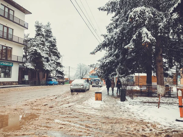 Bakuriani, Gürcistan - 17 Kasım 2018: Kış öğlen. İnsanlar karda yürümek. Karlı sokak. Dağ kayak merkezi Bakuriani — Stok fotoğraf