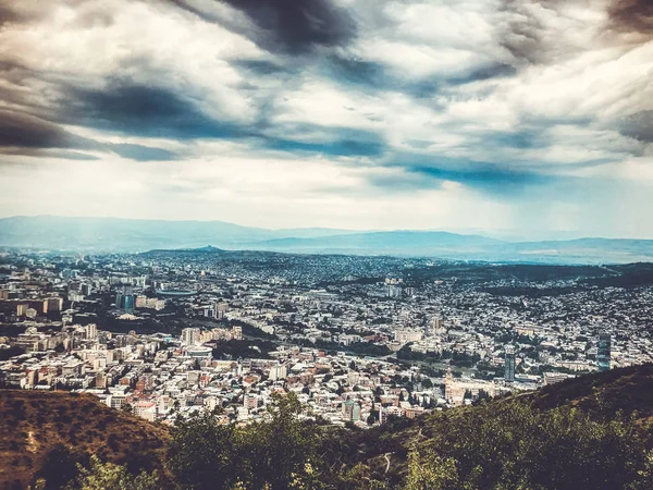 Una vista impresionante de la ciudad desde la cima del Parque Mtatsminda en el funicular en Tiflis —  Fotos de Stock