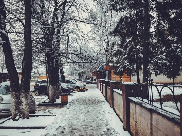 Vintern middagstid. Människor går i snön. Snöiga street. Mountain ski resort Bakuriani — Stockfoto