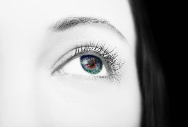 Όμορφη διορατική ματιά γυναικεία μάτια. Κοντινό πλάνο — Φωτογραφία Αρχείου