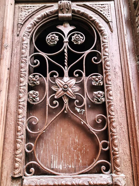 Detalle de puerta de madera de un edificio en la calle con un adorno decorativo de hierro. Arquitectura antigua de Tiflis — Foto de Stock