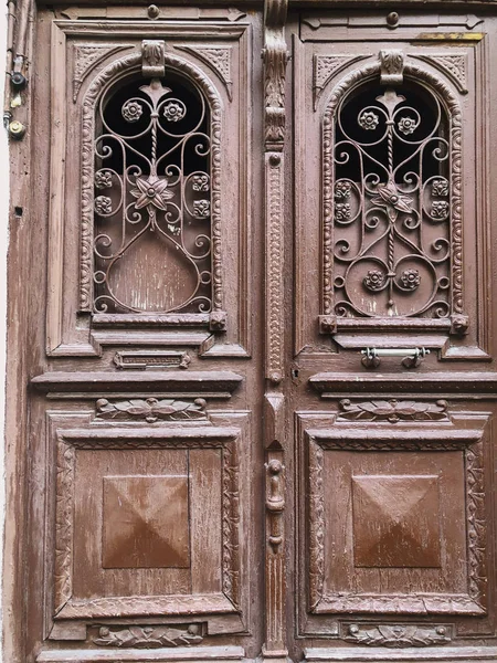 Puerta de madera de un edificio en la calle con un adorno decorativo de hierro. Arquitectura antigua de Tiflis — Foto de Stock