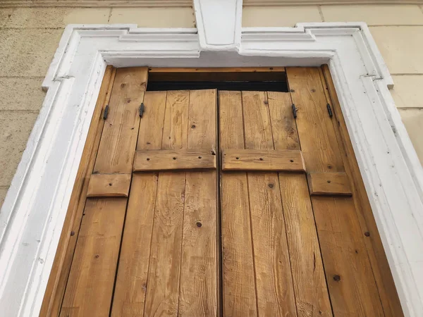 Portas fechadas de madeira de um edifício na rua. Arquitetura antiga de Tbilisi — Fotografia de Stock