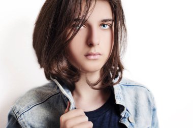 Kot ceket giyen bir güzel genç moda portre.