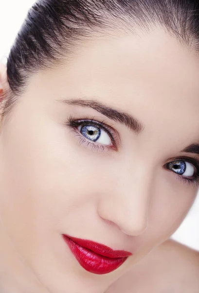 Bella giovane modella con le labbra rosse. splendida donna faccia. — Foto Stock