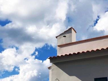 Özel modern ev çatı ve gökyüzü Rishon Le Zion, İsrail