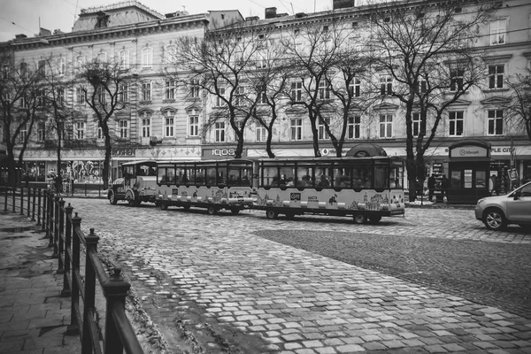 Lviv, Ukraine - December 23, 2018: Excursion yellow miracle train from the chocolate company Svitoch. — Stock Photo, Image