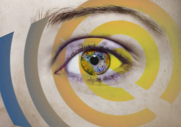 Ein schön erkenntnisreiches Auge mit Kunstwirkung. Nahaufnahme. — Stockfoto