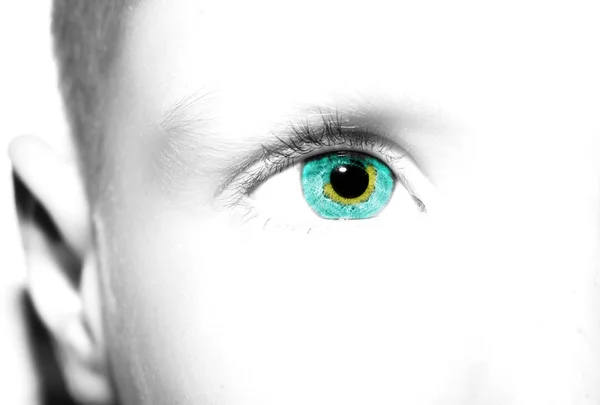 Ένα όμορφο βλέμμα οξυδερκές αγόρι μάτι. Κοντινό πλάνο — Φωτογραφία Αρχείου