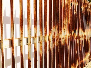 paslı eski oluklu demir çit-ebilmek var olmak arka plan kullandın