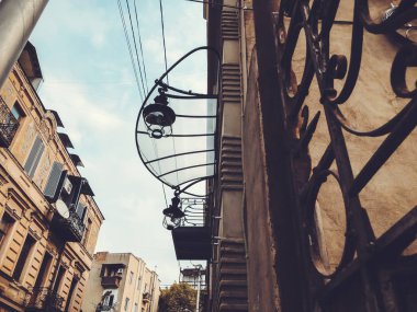 Eski bilding Tbilisi şehrin görüntüleyin. Gürcistan'ın başkenti. Alt görünümü kadar