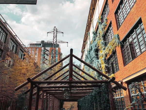 Eco-estilo en el centro de Tiflis. Moderno patio en el hotel Stamba con hermosas vistas, callejón con una estructura de madera . — Foto de Stock