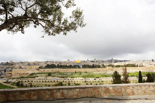 Panoramic view to Jerusalem old city from the Mount of Olives, Israel. — Stock Photo, Image