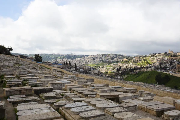 JERUSALEM,イスラエル- 2019年3月25日:ユダヤ人墓地と古いエルサレムへの眺め — ストック写真
