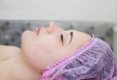 Güzellik salonunda sıcak balmumu bıyıklı halinden eser yok. Genç bayan.