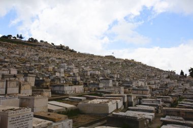 JERUSALEM, ISRAEL - 25 Mart 2019 Yahudi mezarlığına ve eski Kudüs 'e bakın 