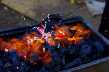 Yanan ve parlayan kömür Barbekü kadar kapatın. 