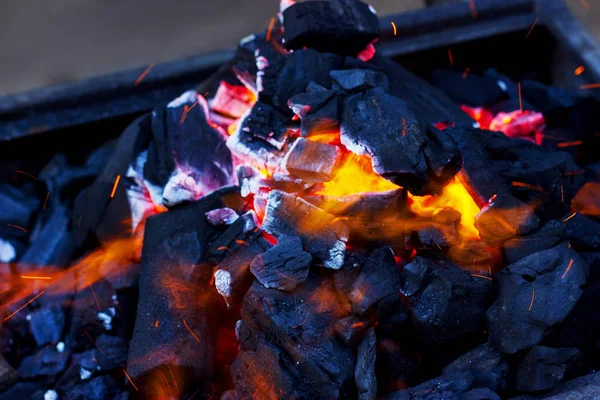 Close up carvão churrasco chamejando e brilhando . — Fotografia de Stock