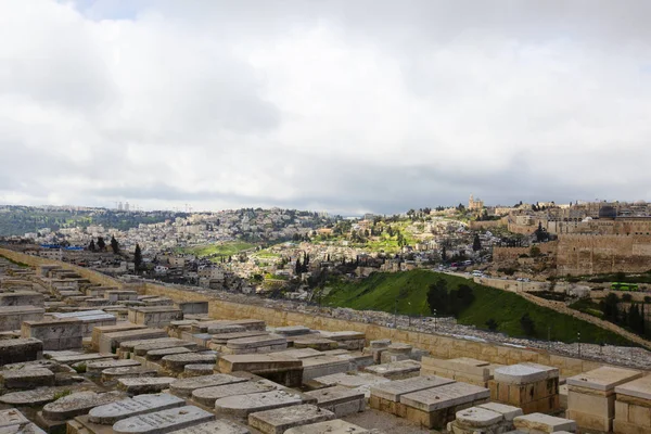 JERUSALEM, ISRAEL - 25 DE MARÇO DE 2019: Vista para o cemitério judeu e Jerusalém antiga — Fotografia de Stock