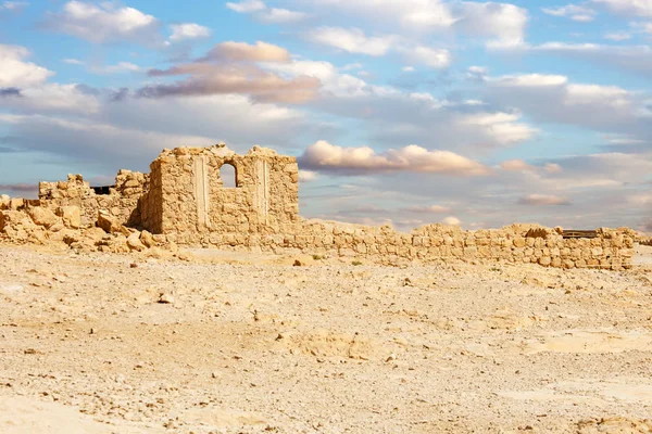 Крепость Масада, древнее укрепление в Израиле, расположенное на вершине изолированного горного плато — стоковое фото