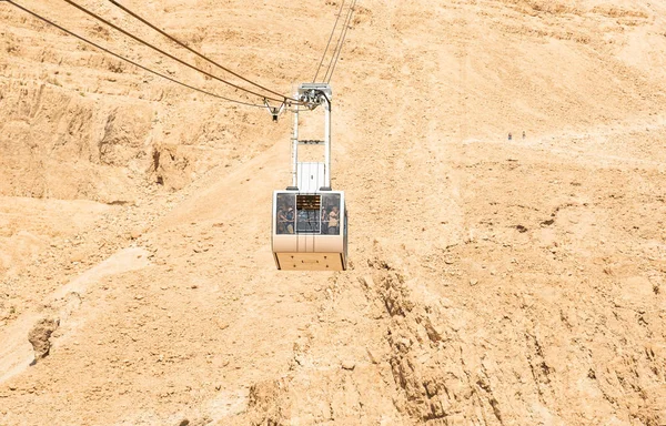 Cable car heading to the top of Masada National Park — Stock Photo, Image