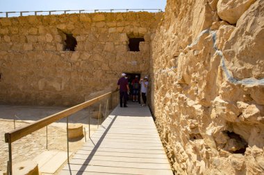Masada, İsrail - 22 Mart 2019: Masada Kalesi, antik sur İsrail'üstüne bir izole rock Yaylası bulunmaktadır