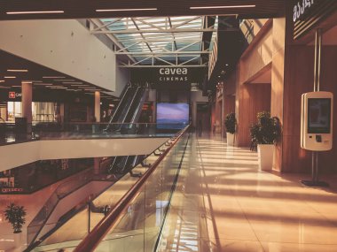 Tiflis, Gürcistan - 11 Ekim 2018: Sinema Cavea ve café'de modern alışveriş 