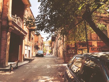 TBILISI, GEORGIA - 10 Temmuz 2018: Gürcistan 'ın eski Tiflis kentinin evleri ve dar sokakları