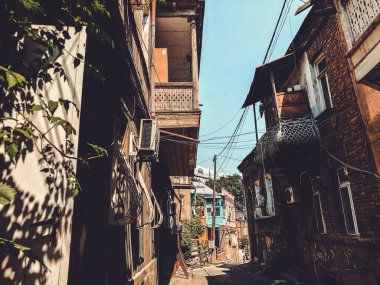 Gürcistan 'ın Tiflis kentinin evleri ve dar sokakları