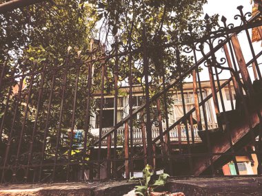 Eski Tiflis mimarisi, bahçe, pencereler, yaz günleri eski demir merdivenler.