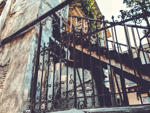 トビリシの古い建築、庭、夏の日の windows。古い鉄の階段 — ストック写真