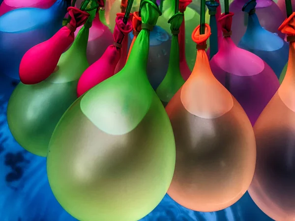 Fondo de globos de aire, gran manojo de globos de helio, feliz cumpleaños, sorpresa para las vacaciones, decoración. Fondo festivo — Foto de Stock
