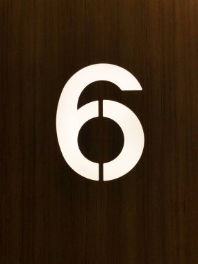 Bir levha üzerinde 6 numara, yakın çekim