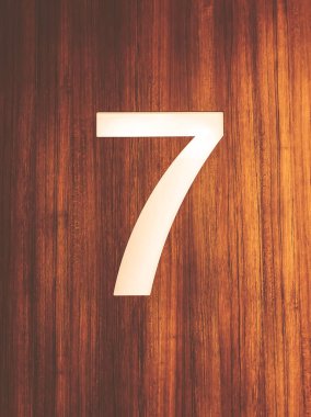 Bir levha üzerinde 7 numara, yakın çekim