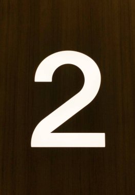 Evin önündeki 2 numara, yakın çekim